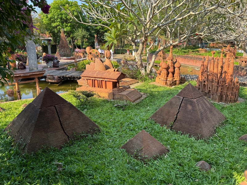 thanh-ha-terracotta-park-pyramids-of-giza