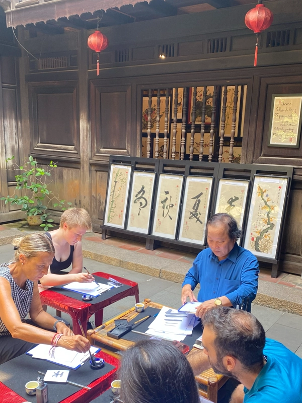 calligraphy-shop-souvenirs-hoi-an