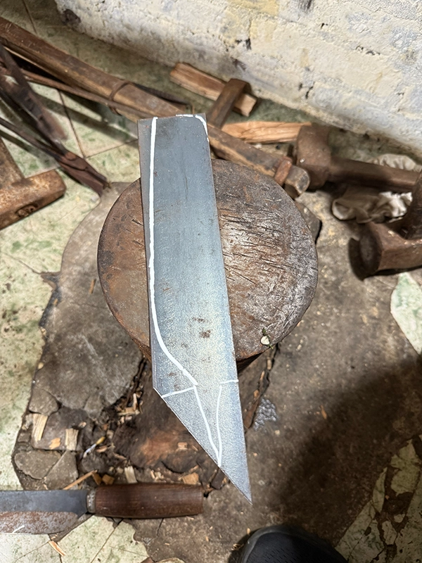 deciding-the-knife-shape-workshop-hanoi