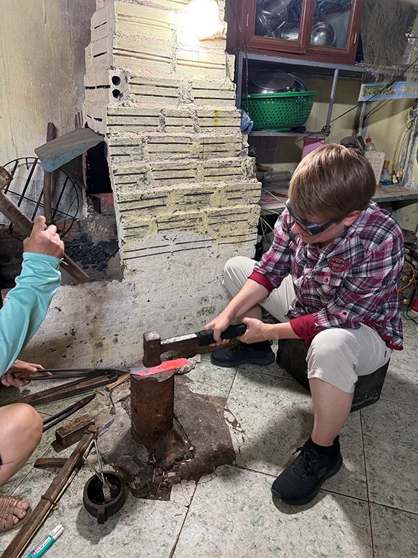 hammering-the-knife-blacksmith-knife-workshop-hanoi