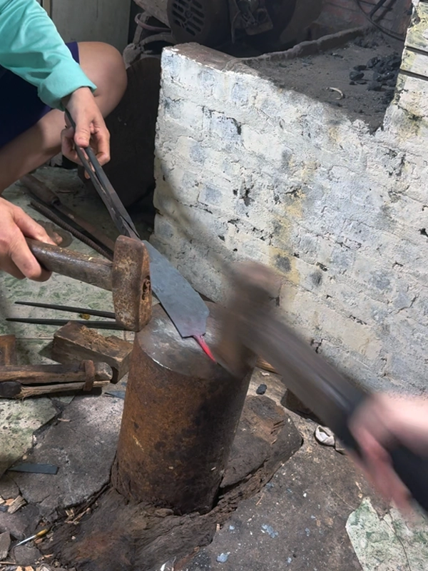 hammering-the-knife-end-blacksmith-knife-workshop-hanoi