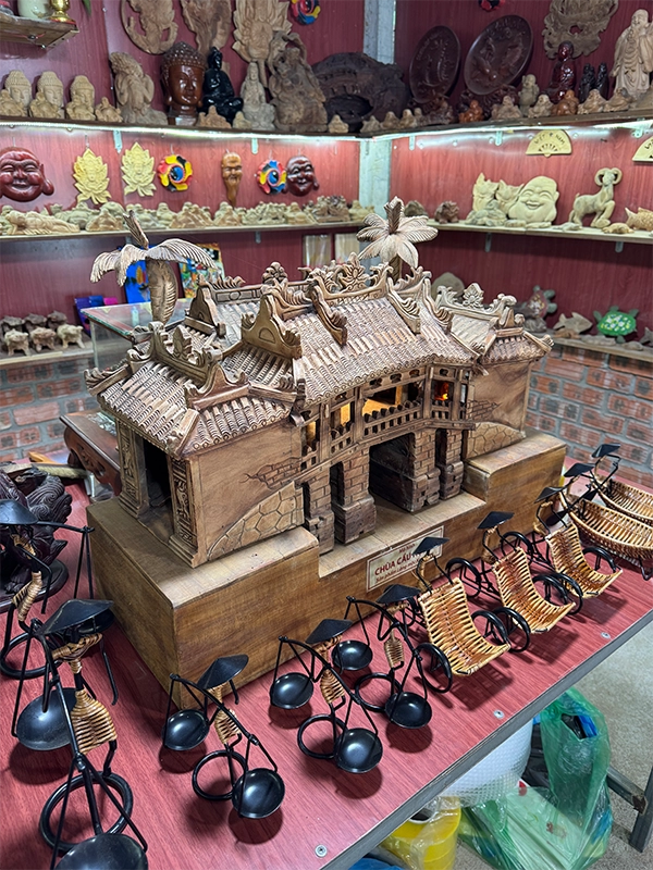 handmade-woodcarving-souvenirs-hoi-an