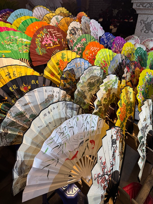 handpainted-fans-souvenirs-hoi-an