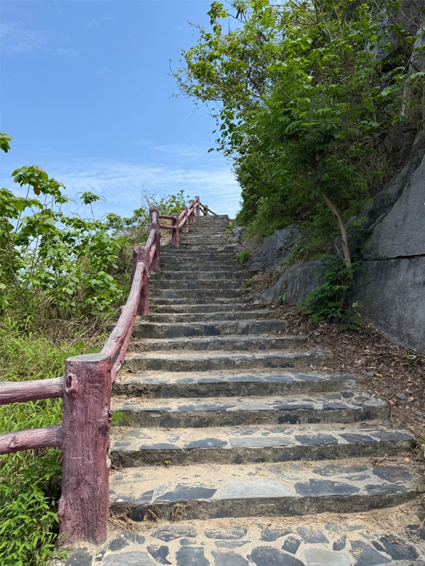 rock-trail-cat-ba-stairs
