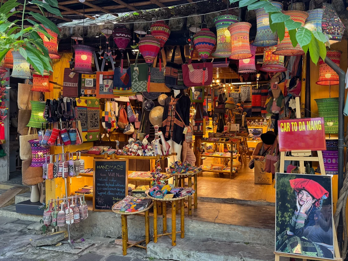 where-to-buy-souvenirs-in-hoian
