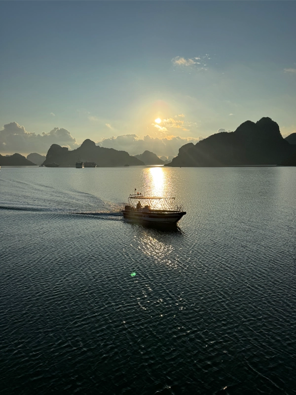staff-courier-boat-ha-long-bay